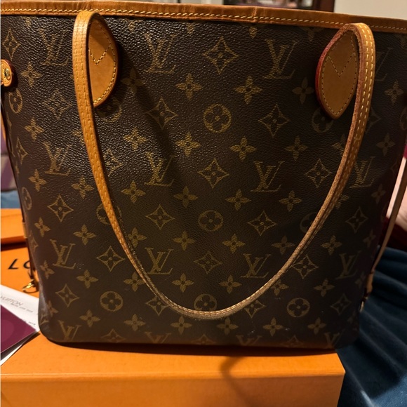 LV Neverfull MM - Picture 10 of 17